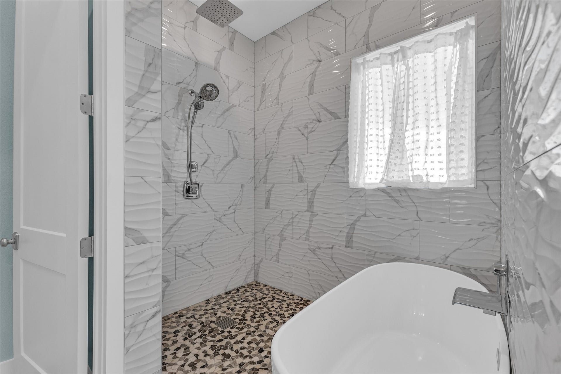 312 Seagrass, Gilchrist, TX 77617 Tub/shower combo!