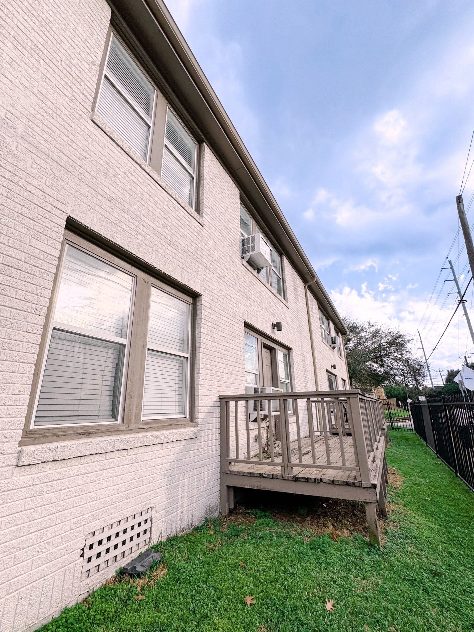 1660 Hawthorne Street, Houston, TX 77006 Balcony and side exterior. Side view of the property showing the exterior access and attached balcony area. Each of the four lower-level units includes an attached balcony.