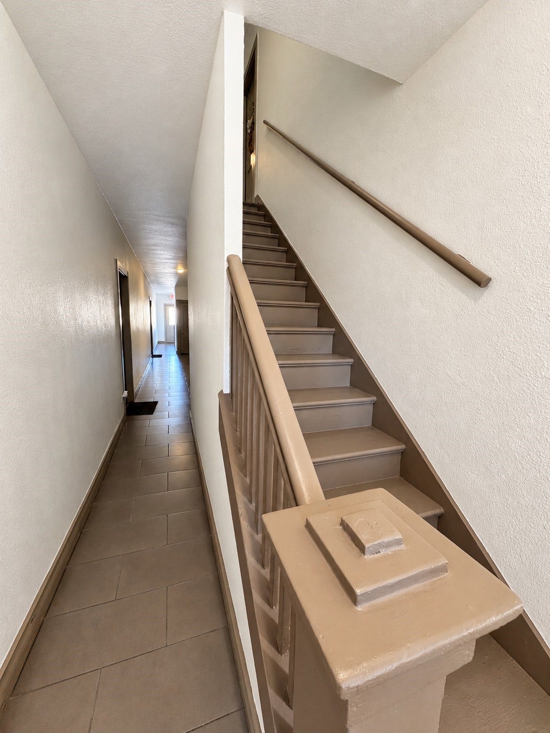 1660 Hawthorne Street, Houston, TX 77006 Interior stairwell and common hallway providing access between levels of this eight-unit multifamily property.