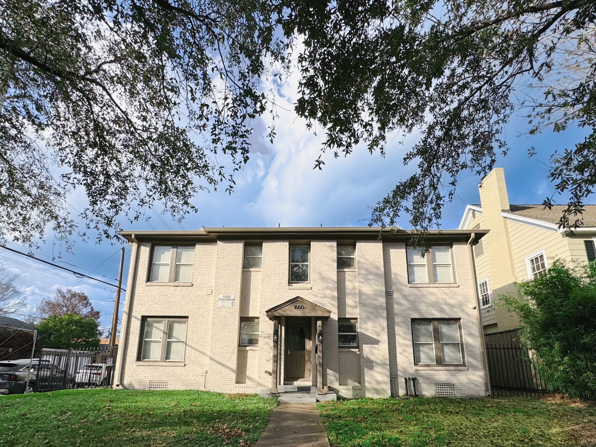 1660 Hawthorne Street, Houston, TX 77006 Front view of the two-story, eight-unit multifamily property with central entry, mature tree canopy, lawn, and pedestrian walkway.