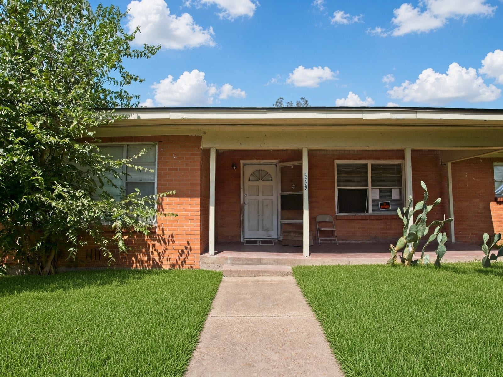 5229 Rue Street, Houston, TX 77033 5229 Rue Street, Houston, TX 77033