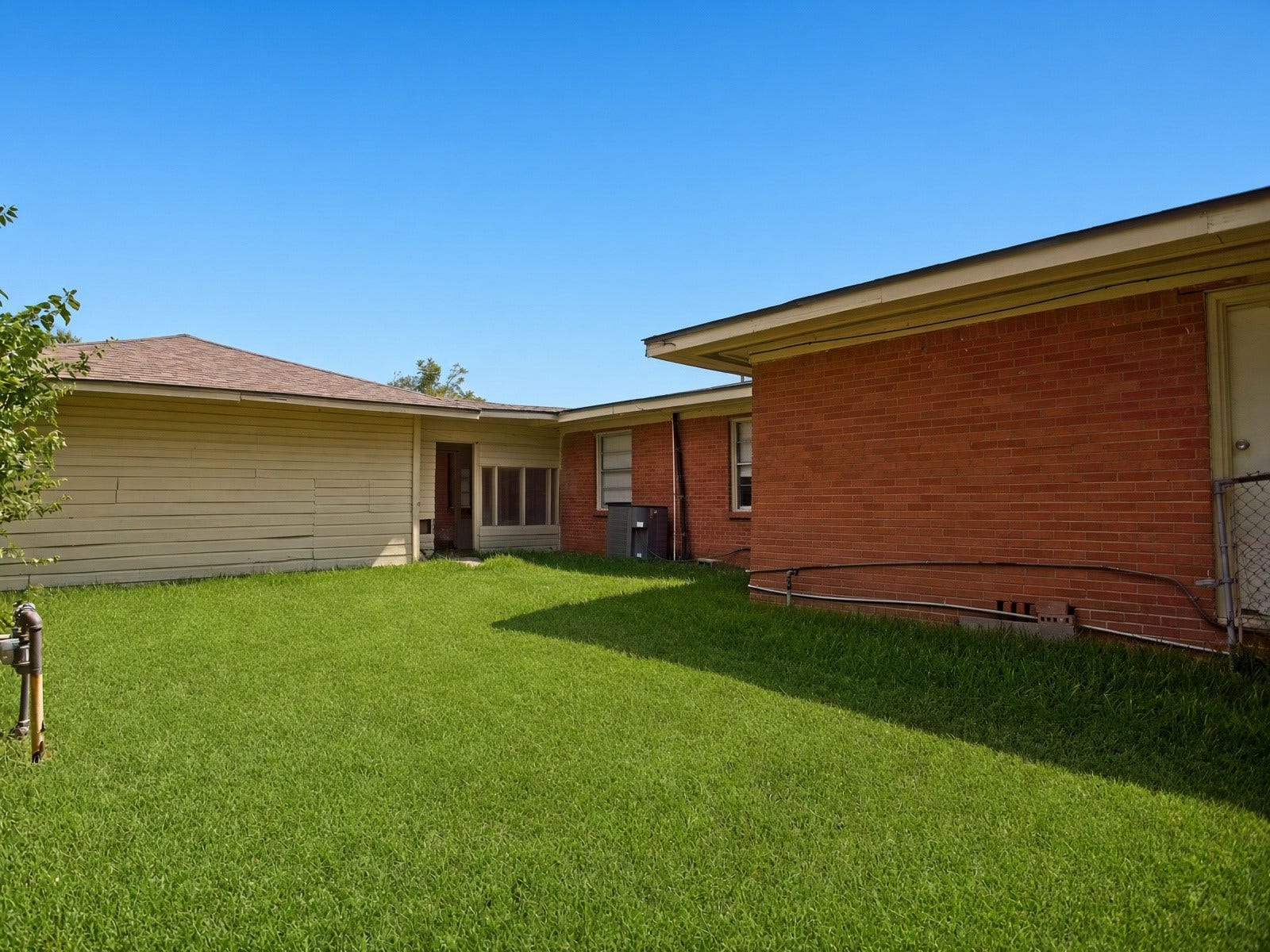 5229 Rue Street, Houston, TX 77033 5229 Rue Street, Houston, TX 77033