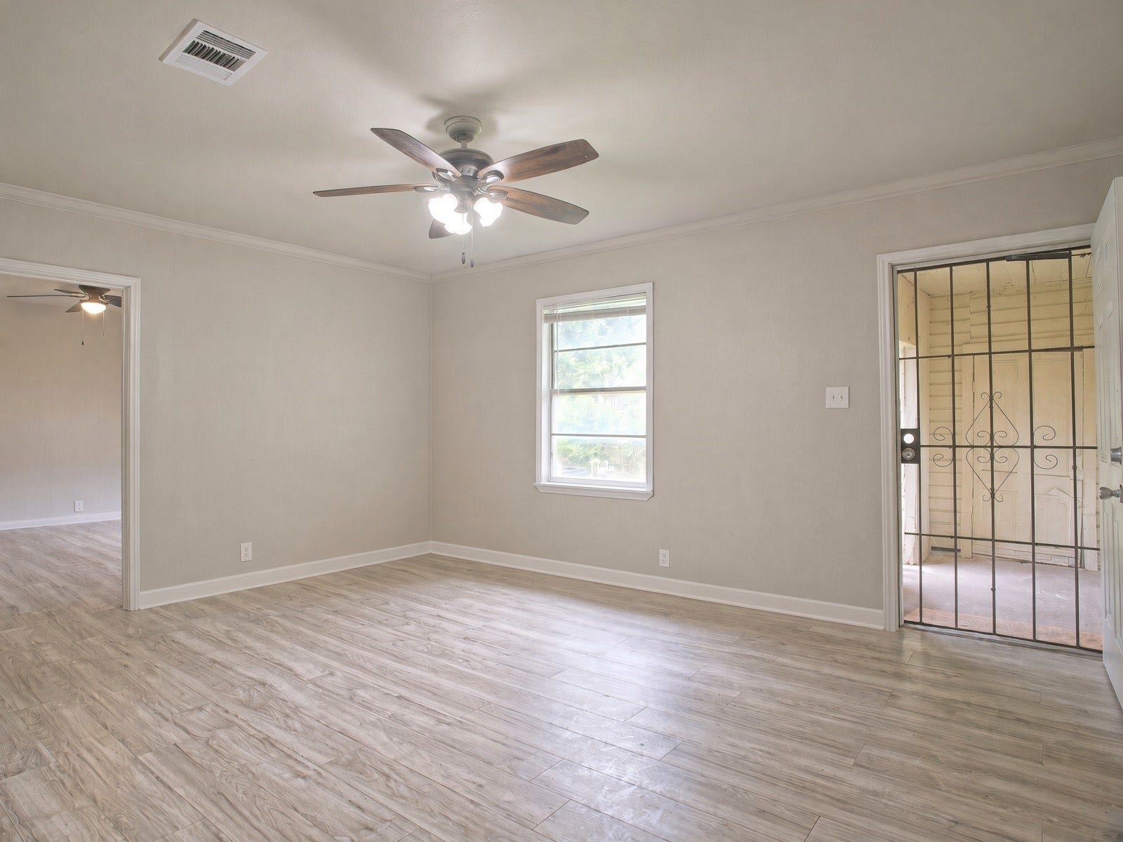 5229 Rue Street, Houston, TX 77033 5229 Rue Street, Houston, TX 77033