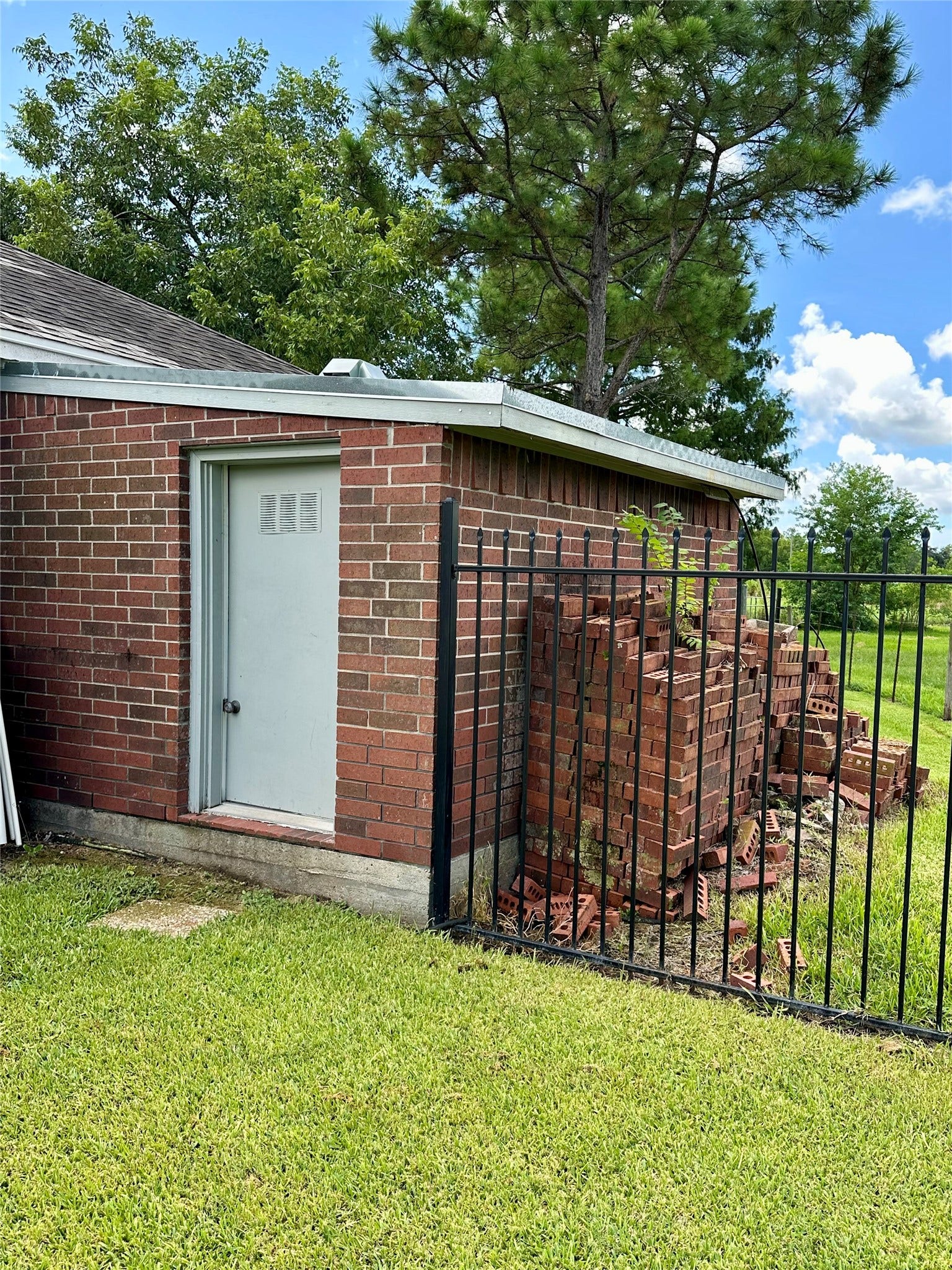 1614 Avenue Q, Santa Fe, TX 77510 1614 Avenue Q, Santa Fe, TX 77510