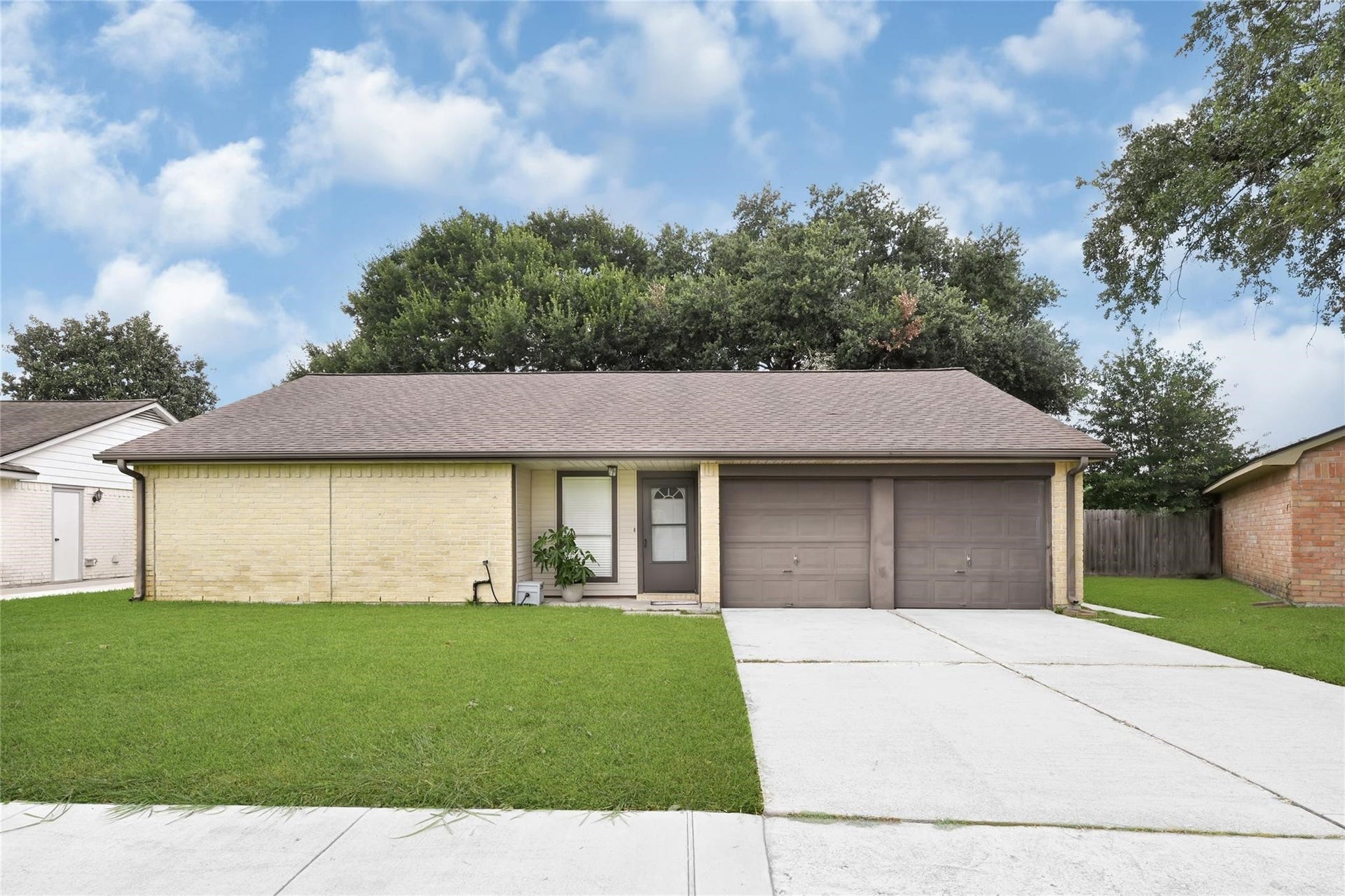 10007 Oakmont Drive, La Porte, TX 77571