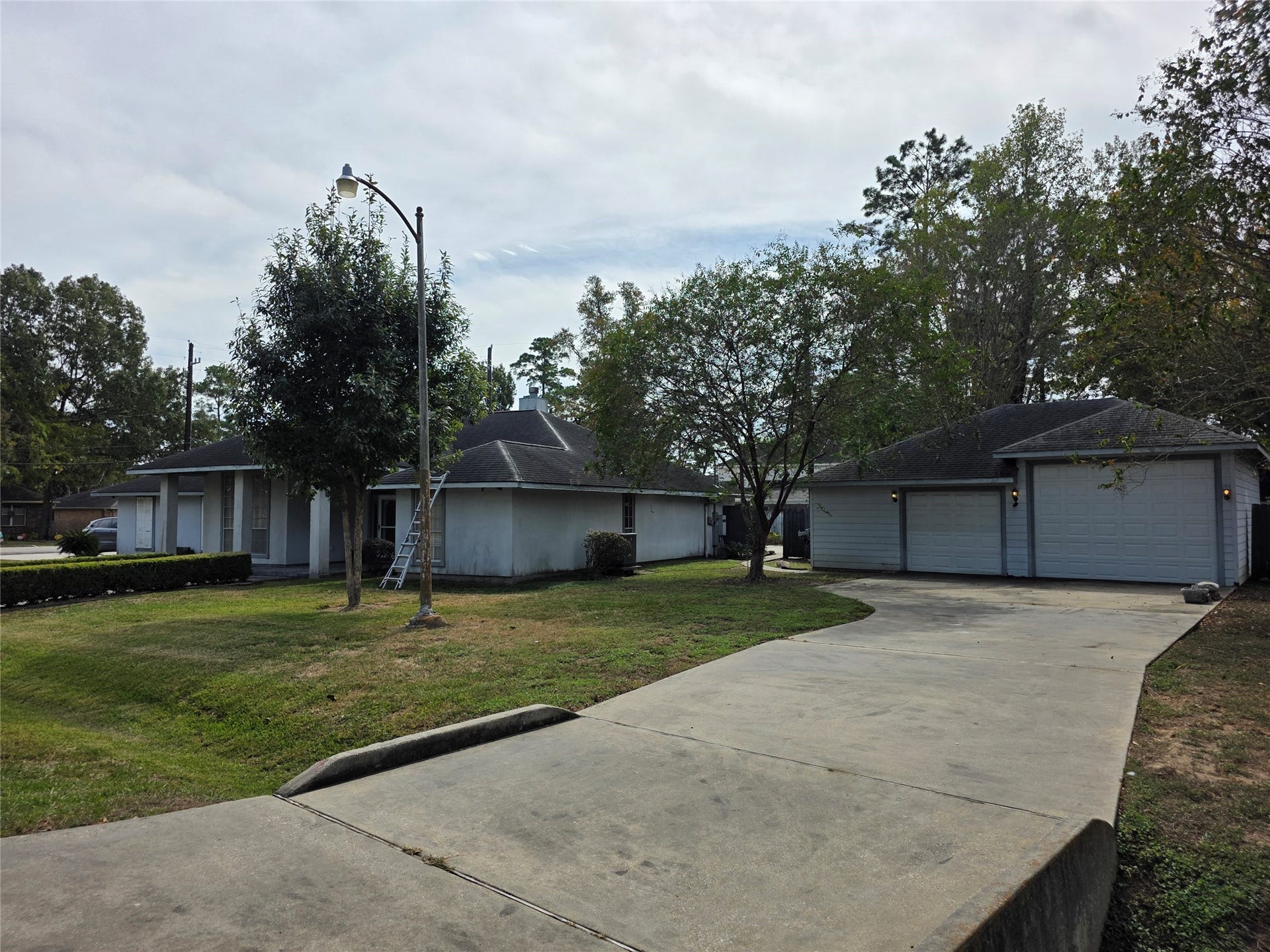 Detached Garage/Workshop Driveway