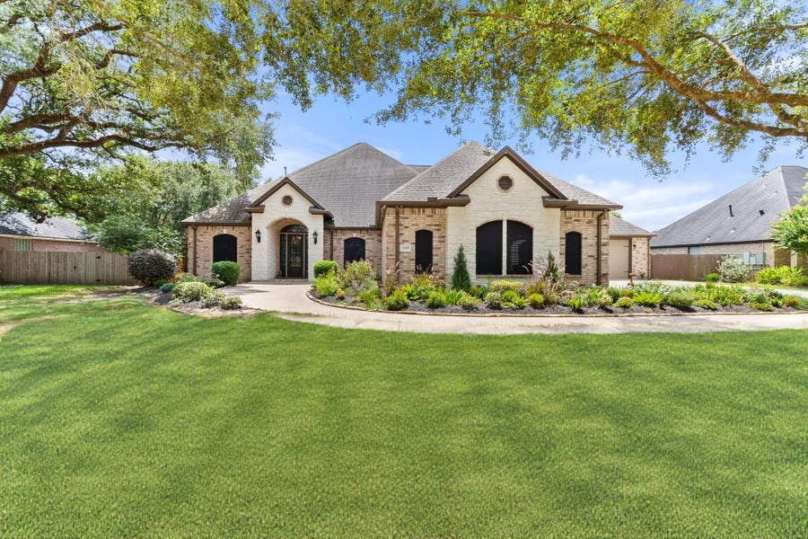 Property photo for 1105 Oak Park Drive, Angleton, TX