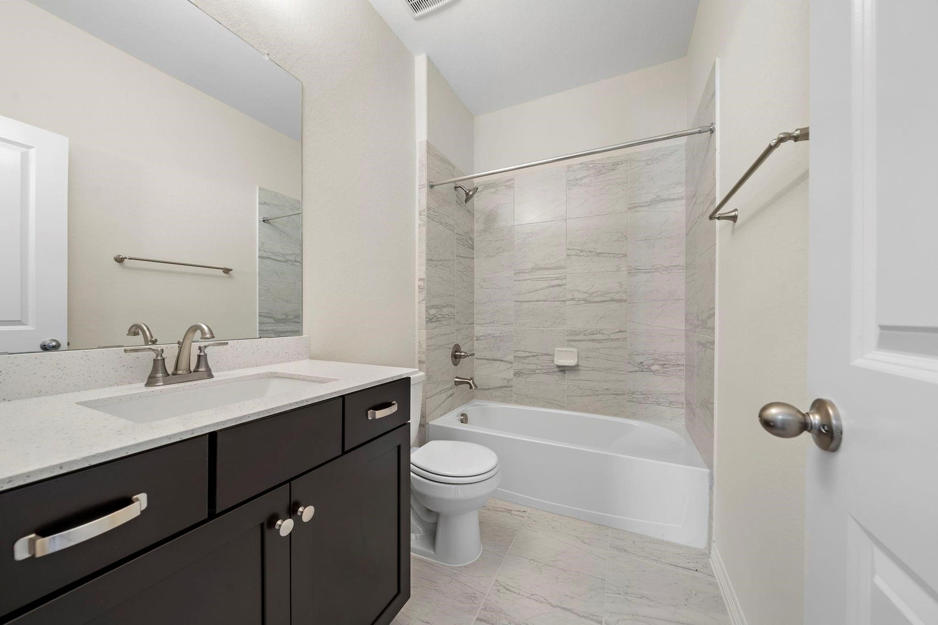 9806 Oakwood Trail, Missouri City, TX 77459 Bathroom upstairs