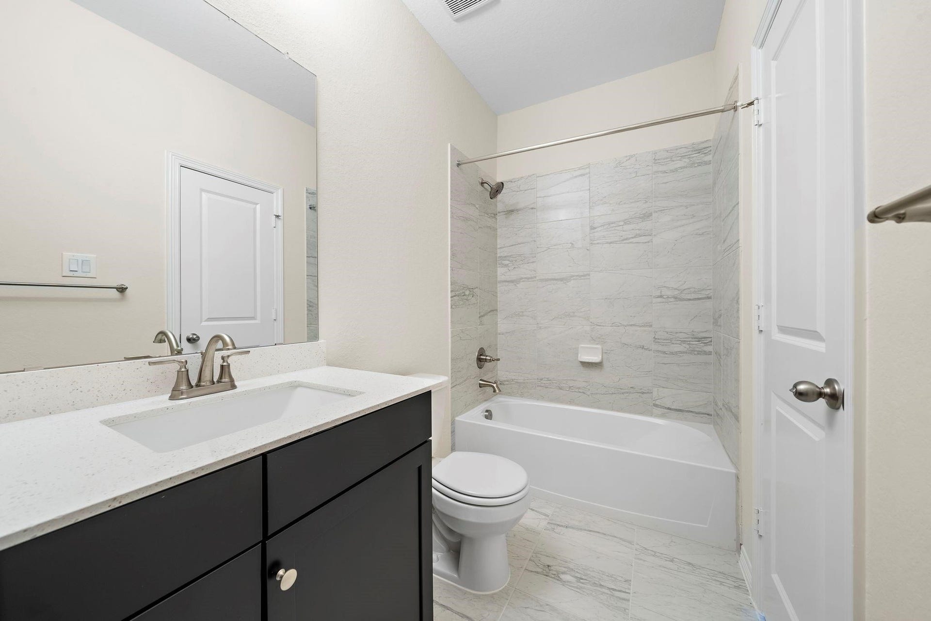 9806 Oakwood Trail, Missouri City, TX 77459 Full bathroom upstairs