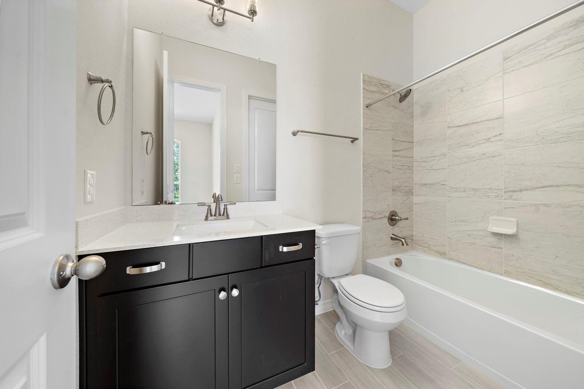 9806 Oakwood Trail, Missouri City, TX 77459 Full bathroom upstairs