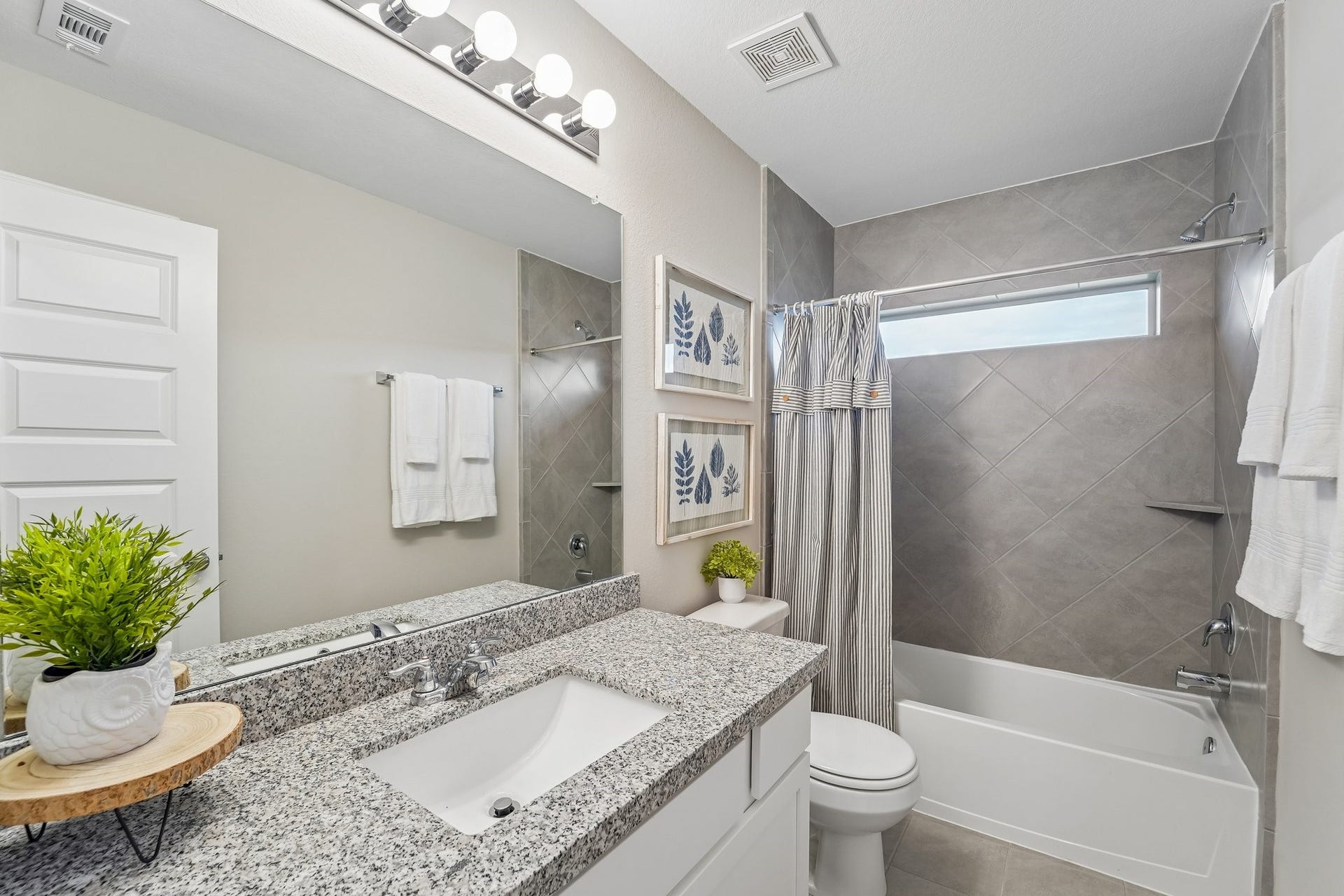 18648 Shauna Danielle Drive, New Caney, TX 77357 Hall bath (*Photo not of actual home and used for illustration purposes only.)