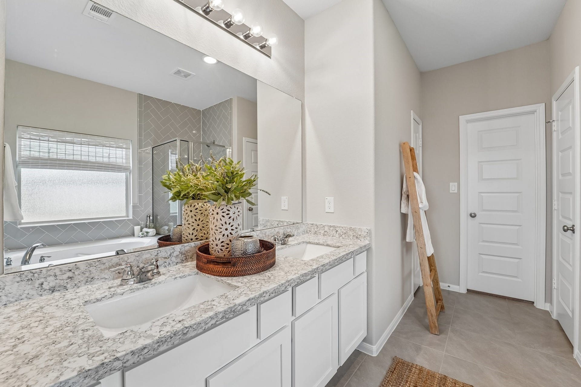 18648 Shauna Danielle Drive, New Caney, TX 77357 Relaxing owner's bath (*Photo not of actual home and used for illustration purposes only.)