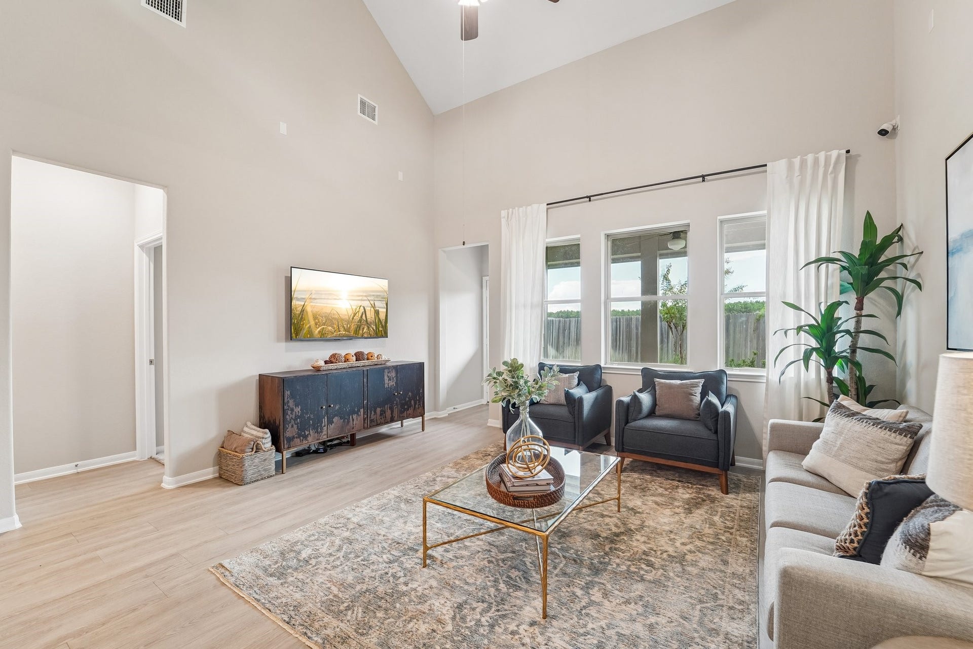 18648 Shauna Danielle Drive, New Caney, TX 77357 Cozy great room (*Photo not of actual home and used for illustration purposes only.)