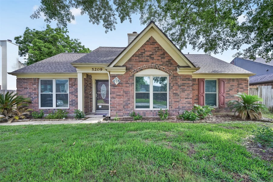 Property photo for 5209 Spring Circle Drive, Pearland, TX