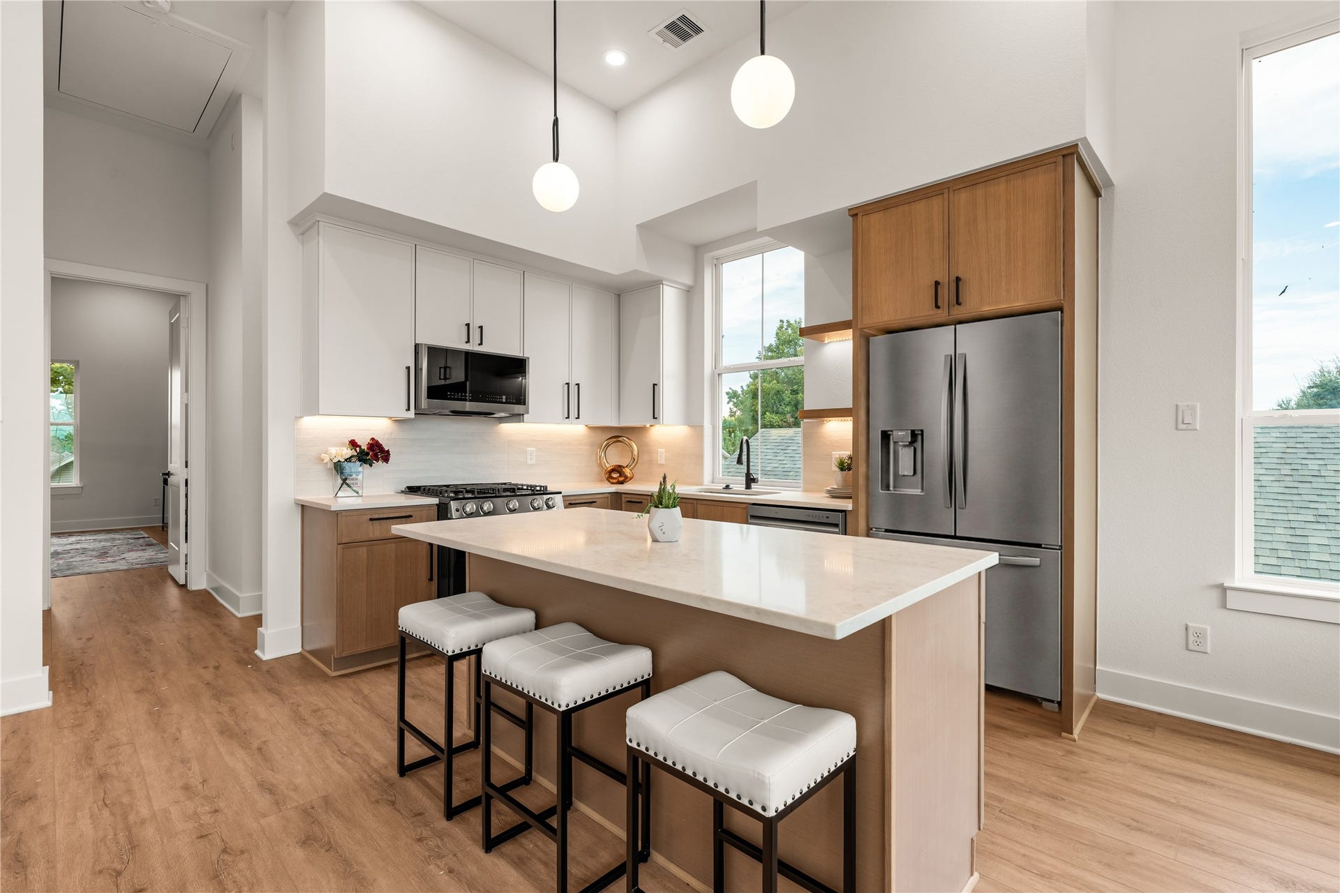 6619 Avenue Q, #B, Houston, TX 77011 Gourmet kitchen complete with two-tone cabinetry, quartz counters, stainless gas appliances, and a center island.