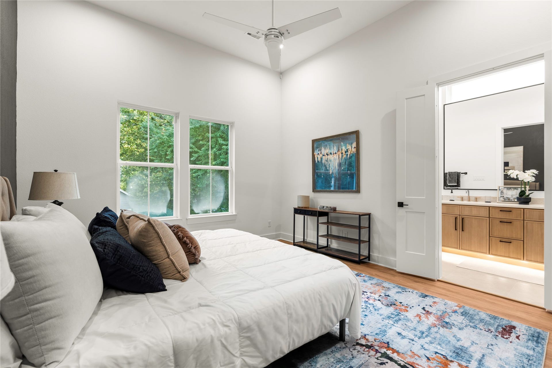 6619 Avenue Q, #B, Houston, TX 77011 Spacious second-story primary bedroom built with room for large furnishings and lounge seating.