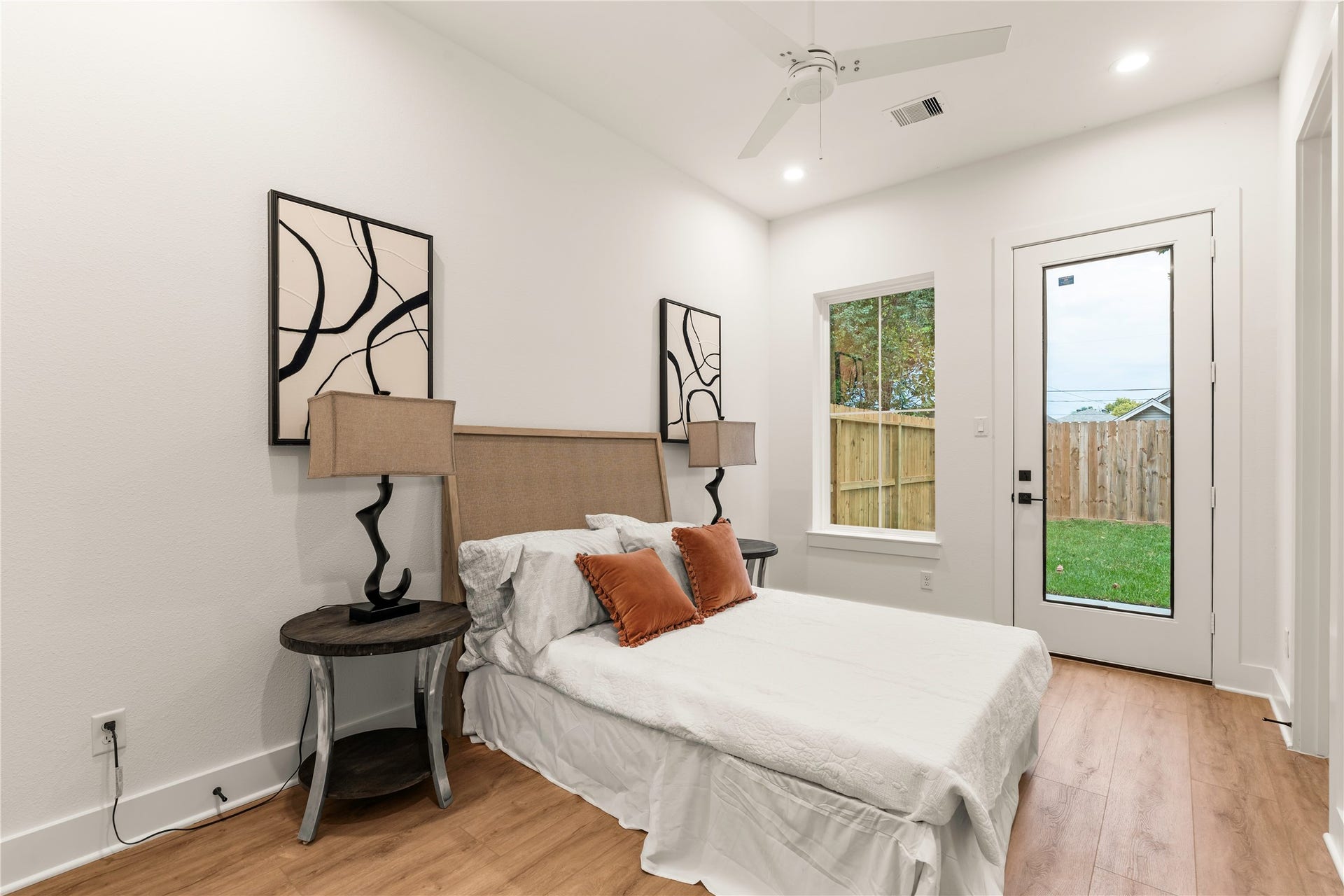 6619 Avenue Q, #B, Houston, TX 77011 Private ground-floor guest suite featuring direct access to the fully fenced back patio.