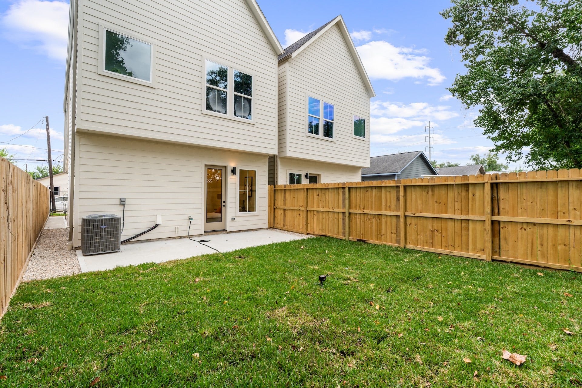 6619 Avenue Q, #B, Houston, TX 77011 Private, fully fenced backyard featuring a grassy lawn and covered concrete patio space.