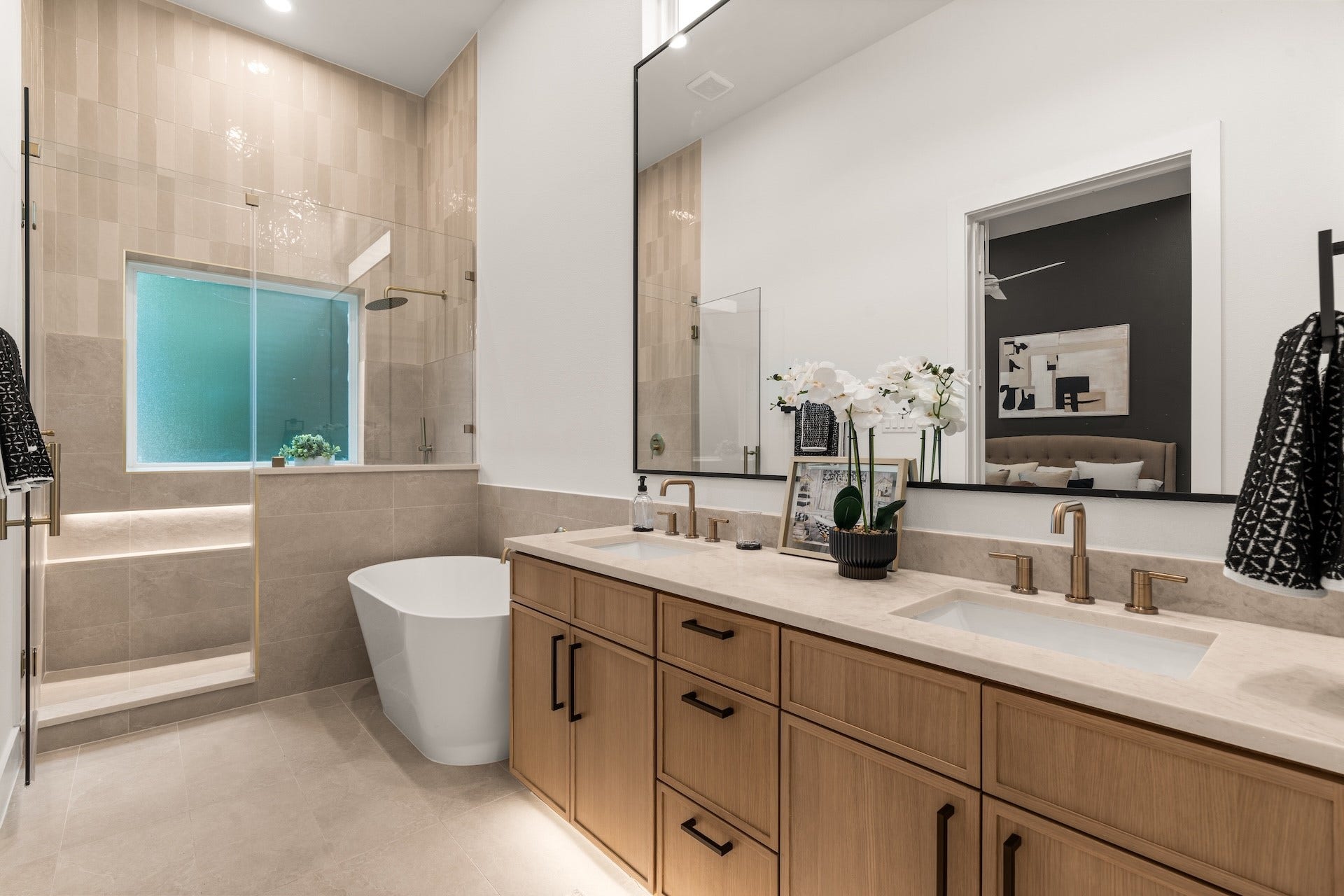 6619 Avenue Q, #B, Houston, TX 77011 Luxurious primary bathroom featuring a freestanding soaking tub, dual vanities, and a frameless glass shower.