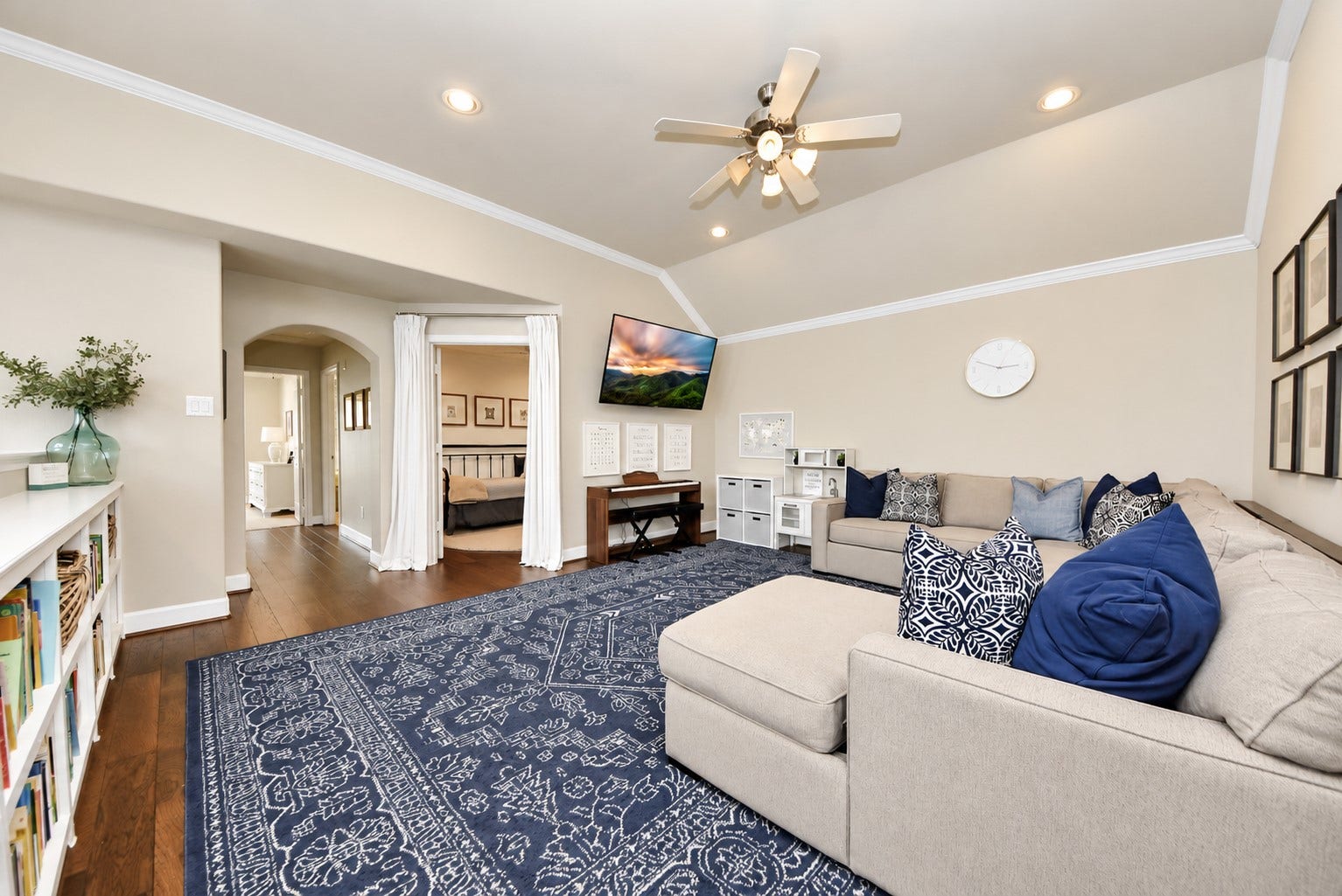 832 W 22nd Street, Houston, TX 77008 Impressive upstairs game room featuring vaulted ceilings, beautiful hardwood flooring, custom built-in bookshelves, and plenty of space for entertaining and relaxing.