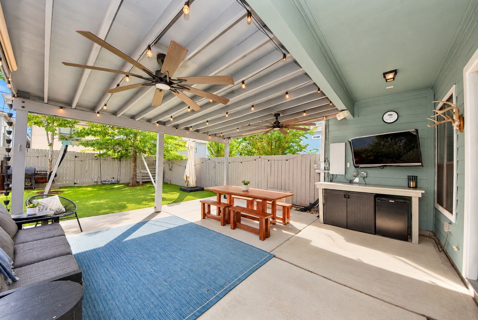 832 W 22nd Street, Houston, TX 77008 Spacious covered patio for all your parties!