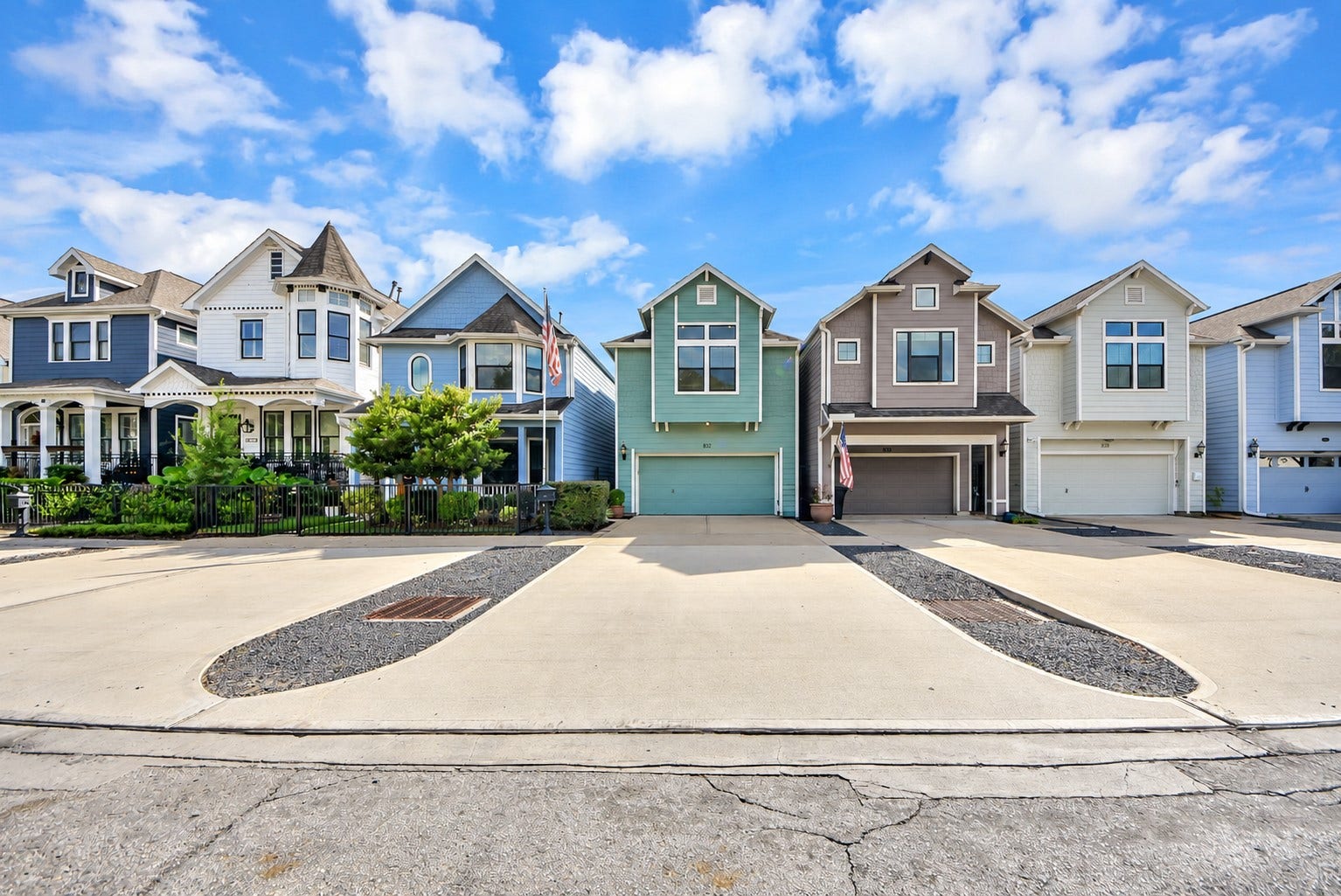 832 W 22nd Street, Houston, TX 77008 Wide and long driveway that can easily fit 4 cars.