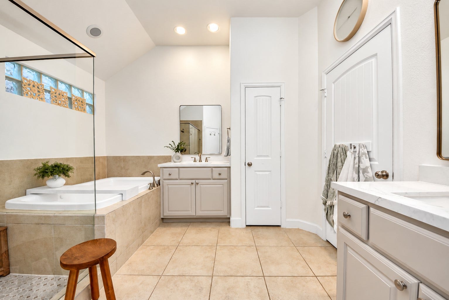 832 W 22nd Street, Houston, TX 77008 Spacious primary bathroom offering a soaking tub, separate vanities, and a bright, functional layout.