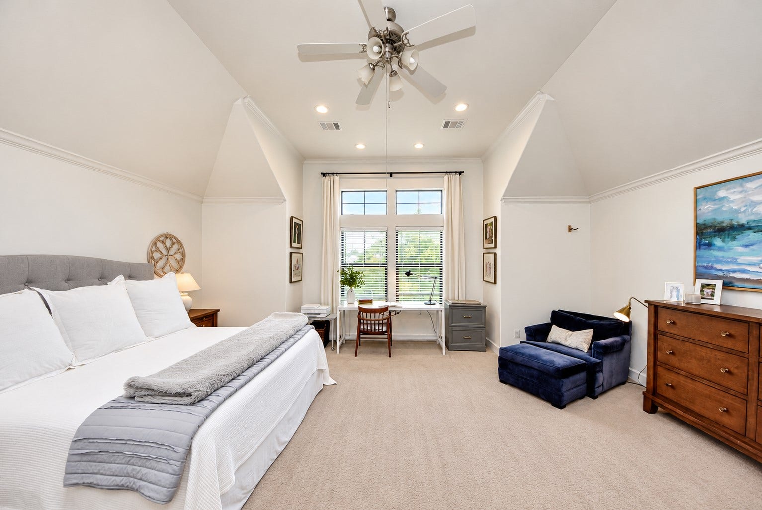 832 W 22nd Street, Houston, TX 77008 Generously sized primary bedroom featuring high ceilings, abundant natural light, and a comfortable sitting or workspace.