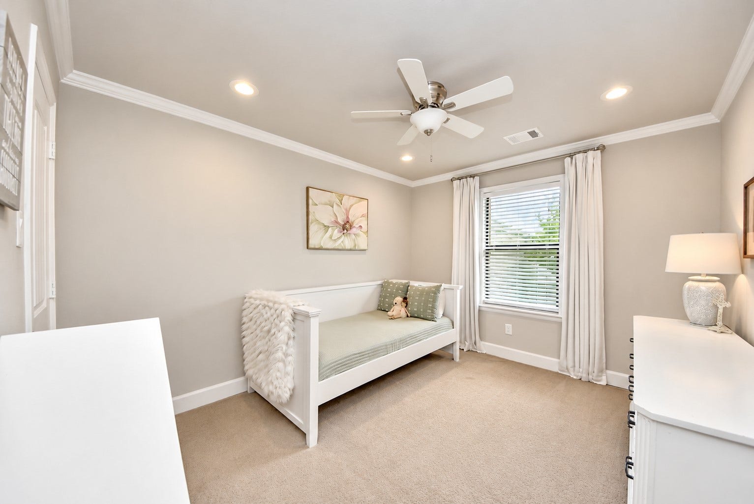 832 W 22nd Street, Houston, TX 77008 Inviting bedroom featuring crown molding, recessed lighting, a ceiling fan, and abundant natural light. A versatile space that can accommodate a variety of needs.