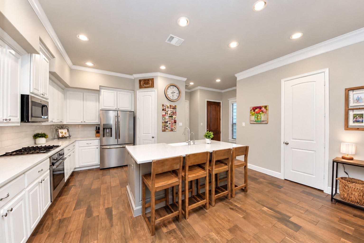 832 W 22nd Street, Houston, TX 77008 Bright, spacious kitchen with an oversized island, abundant cabinetry, stainless steel appliances, and recessed lighting.