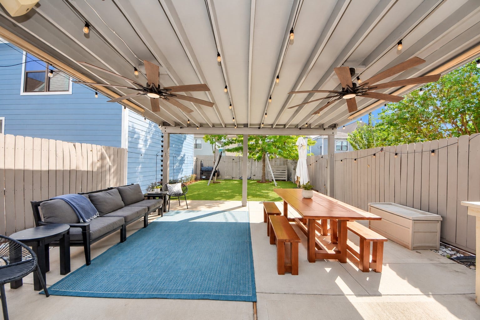 832 W 22nd Street, Houston, TX 77008 Beautiful outdoor living space featuring an expansive covered patio, ceiling fans, and a low-maintenance backyard with artificial turf. An ideal setting for gatherings, outdoor dining, and everyday enjoyment.