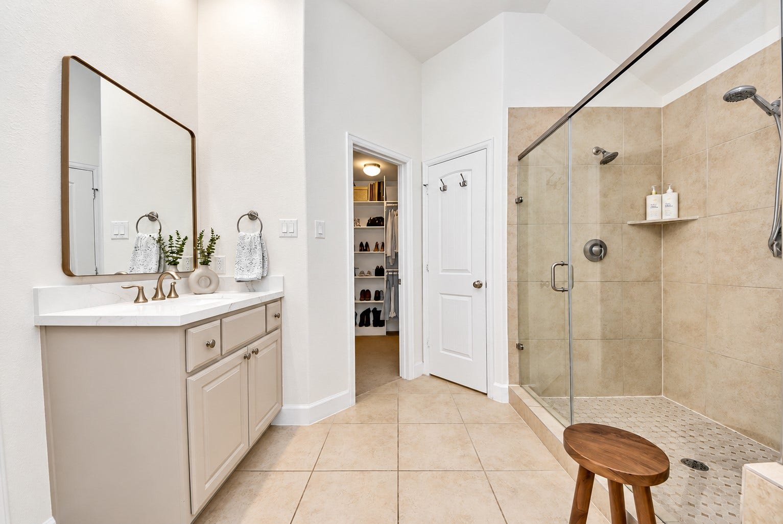 832 W 22nd Street, Houston, TX 77008 Primary bathroom with a spacious walk-in shower, neutral tile finishes, and direct access to the walk-in closet.