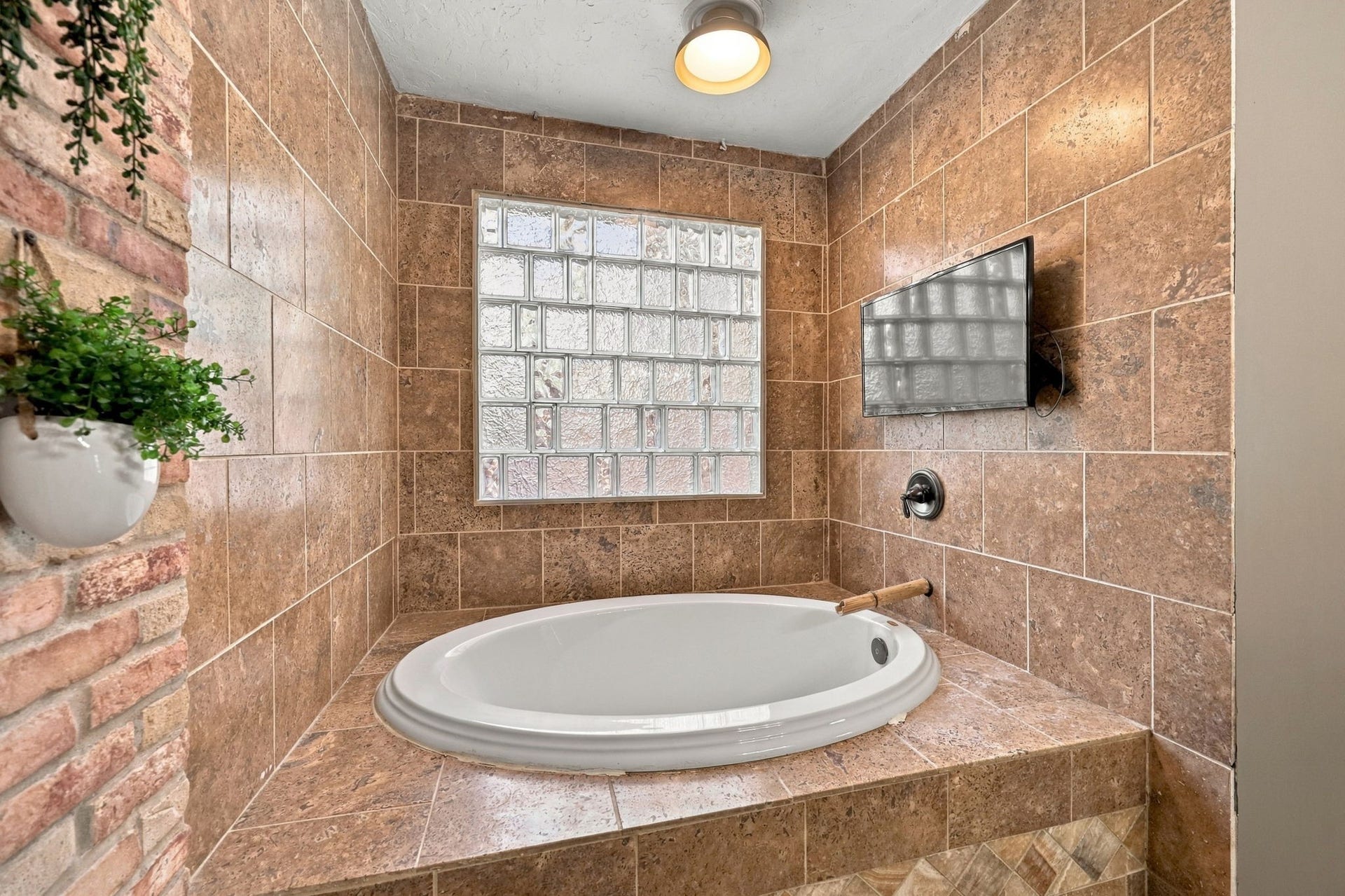 30 Bitterwood Circle, The Woodlands, TX 77381 Primary Bath at back of house with soaking tub