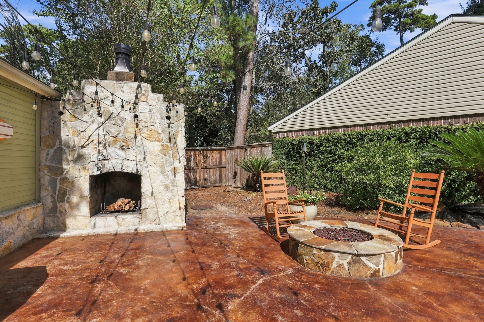 30 Bitterwood Circle, The Woodlands, TX 77381 Wood burning fireplace