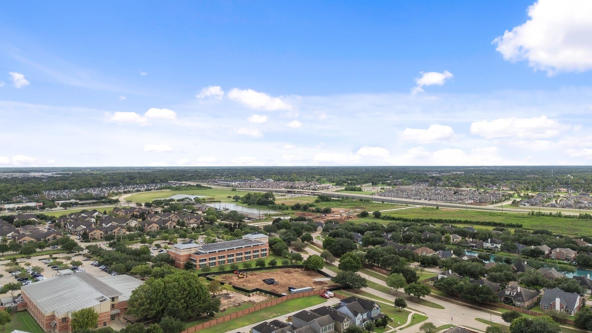 Conveniently located walking distance or a 2-minute drive to the library and weekly farmers market.