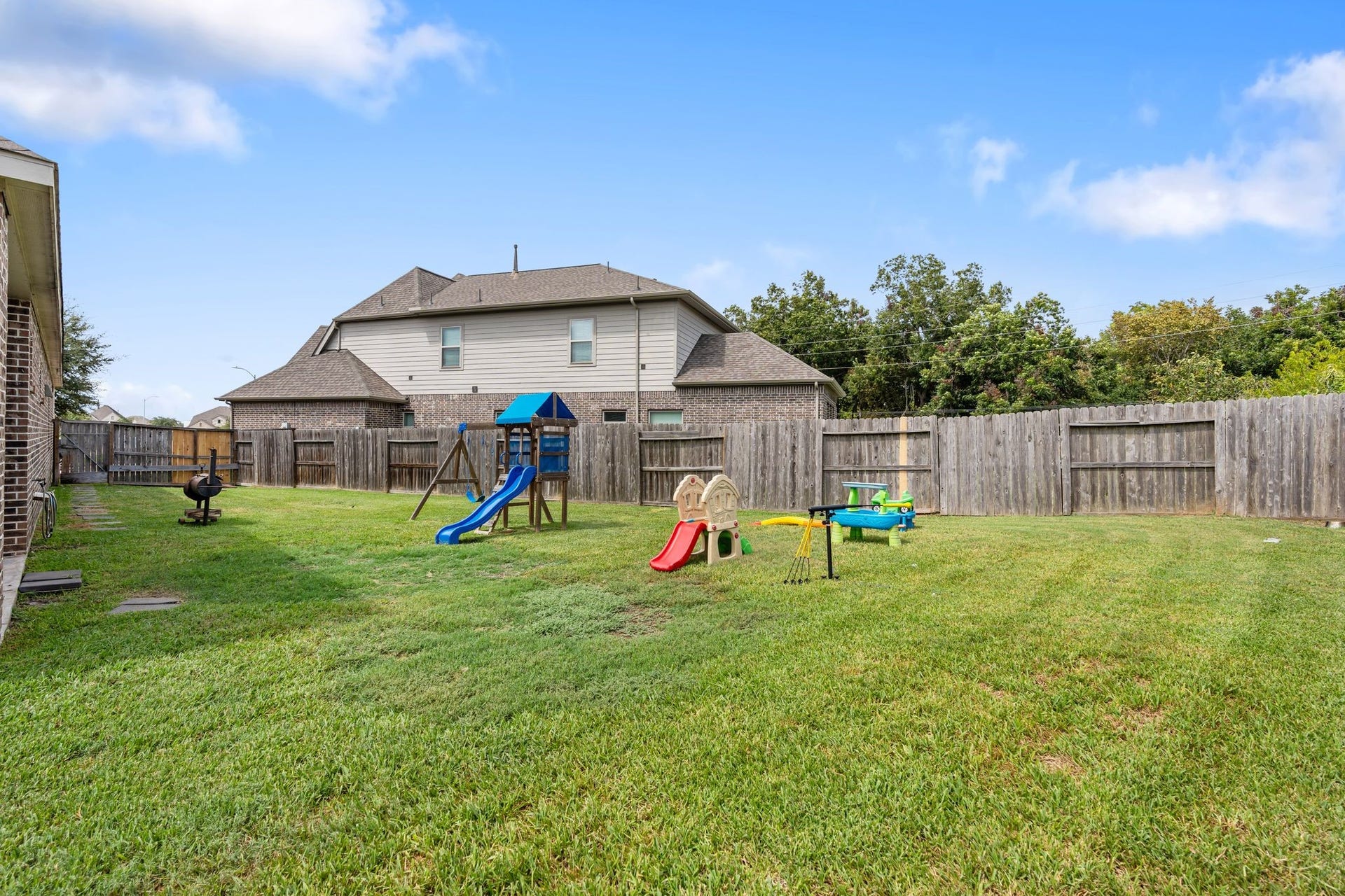 Giant side yard space for play!