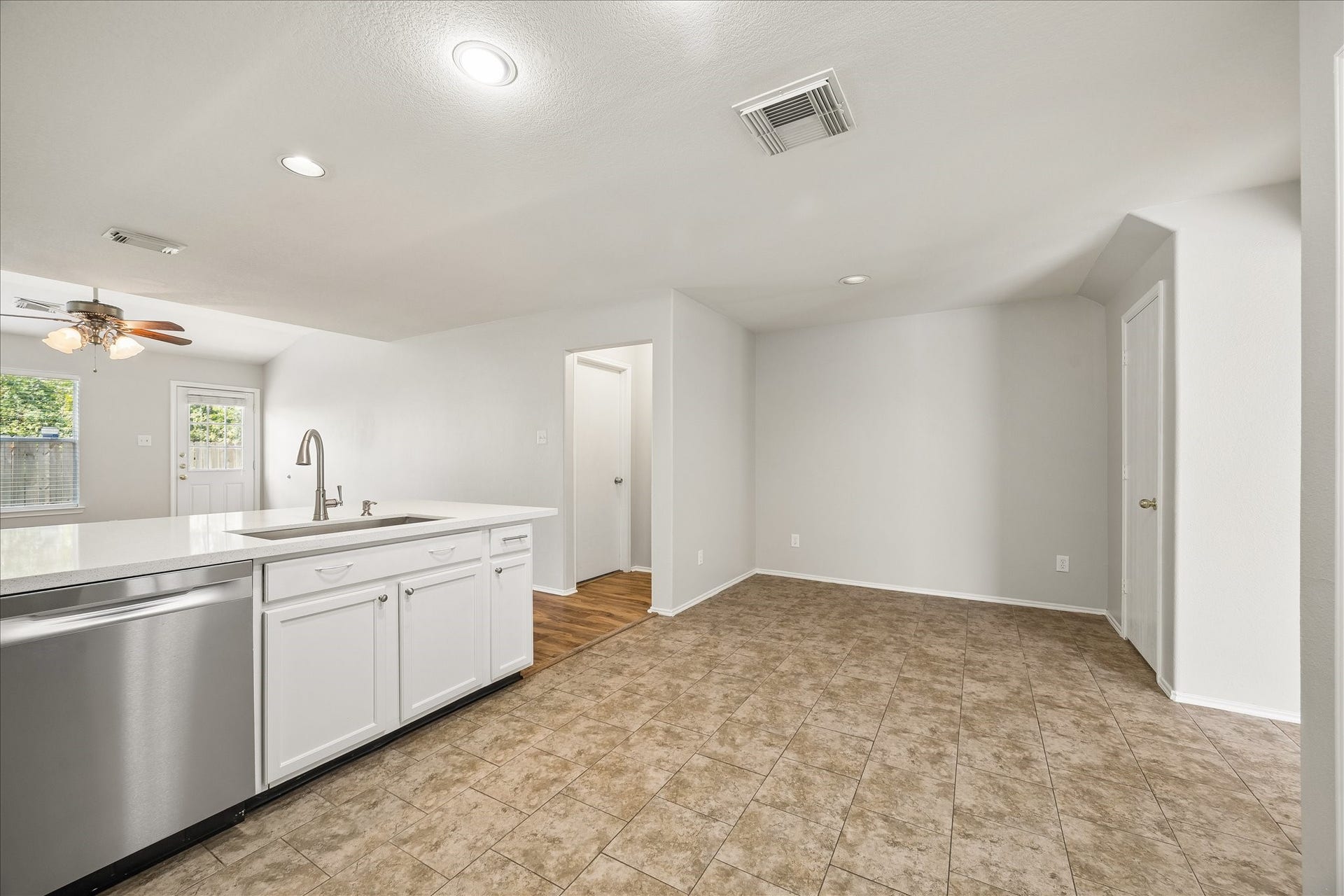 223 Sunset Colony Drive, Rosharon, TX 77583 Casual dining has plenty of options here, with bar seating at the kitchen counter plus a roomy breakfast area ready for everyday meals, quick snacks and easy conversation.