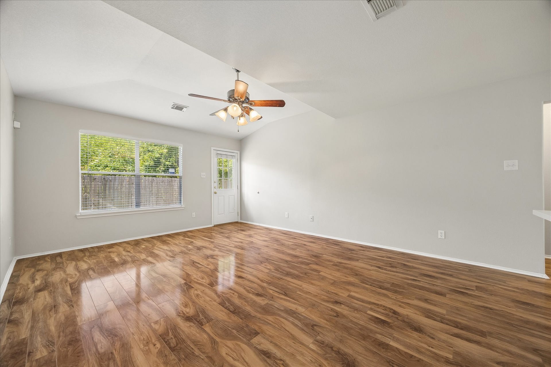 223 Sunset Colony Drive, Rosharon, TX 77583 Imagine the sounds of laughter and chatter as you make memories of your own in this beautiful home. Fresh interior paint, wood-look laminate flooring and plenty of natural light create a comfortable space to settle in, spread out and simply enjoy everyday life.