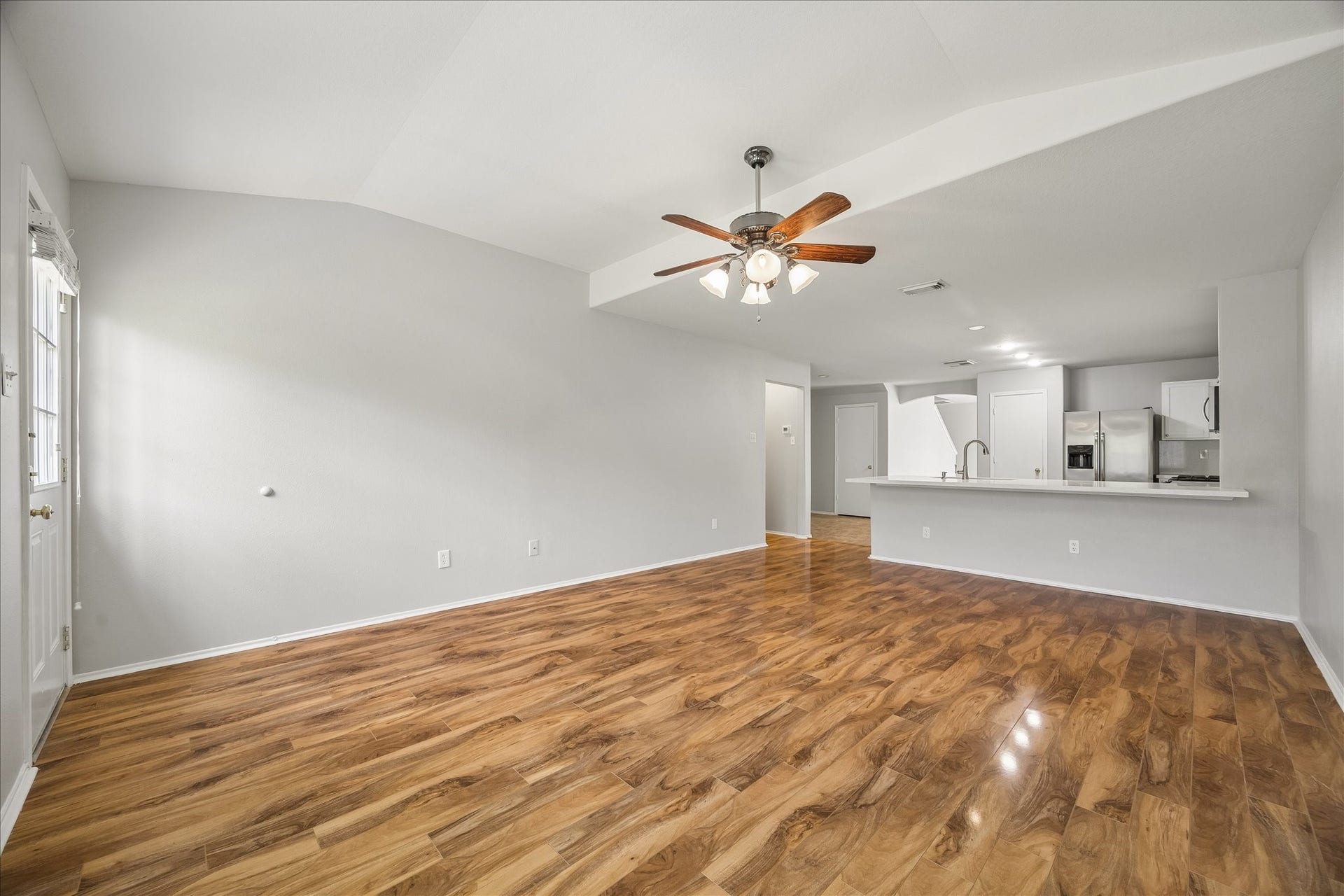 223 Sunset Colony Drive, Rosharon, TX 77583 With room to spread out, relax and enjoy the comforts of home, this spacious family room feels open and inviting with fresh paint, wood-look laminate flooring and a cooling ceiling fan set beneath the vaulted ceiling.