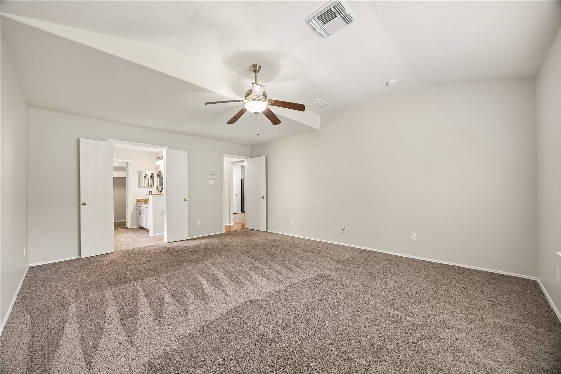 223 Sunset Colony Drive, Rosharon, TX 77583 This private 1st-floor owners suite is complete with a massive walk-in closet and beautiful ensuite bathroom. This space is ready for quiet evenings, relaxed mornings and a little extra breathing room when you need it.