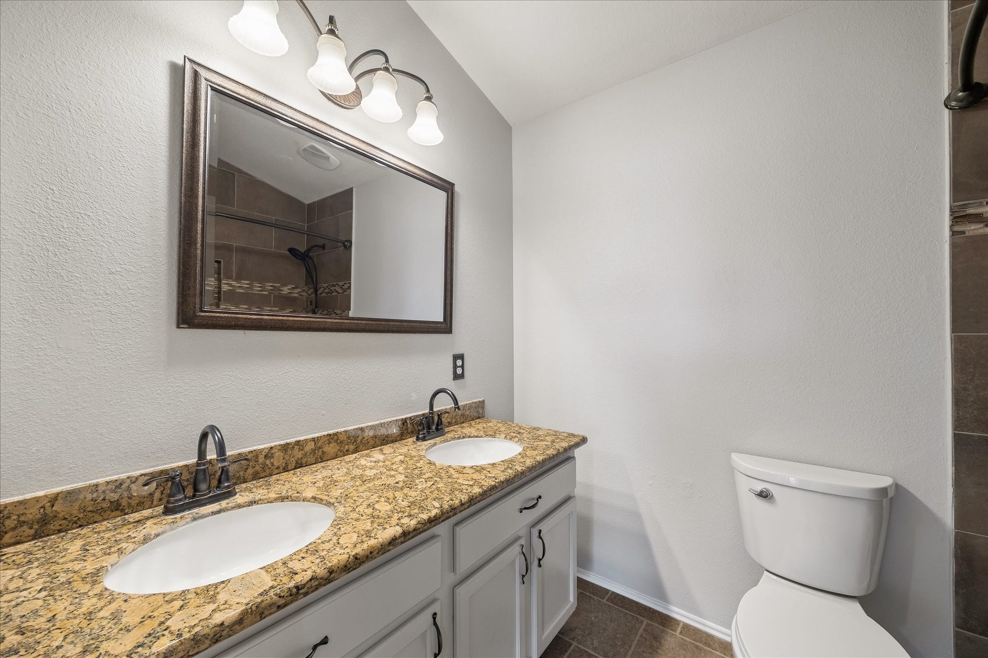 223 Sunset Colony Drive, Rosharon, TX 77583 Easy to share and designed for busy routines, the upstairs guest bath offers an extended dual sink vanity with plenty of counter space and storage, a full mirror and stylish vanity lighting above.