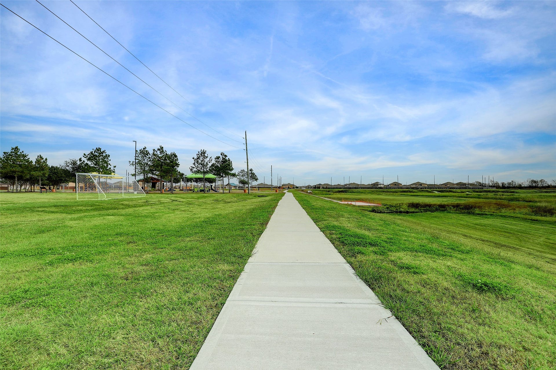 223 Sunset Colony Drive, Rosharon, TX 77583 Lace up and head outside. Neighborhood paths make it easy to walk, jog, bike or simply enjoy a little fresh air close to home.