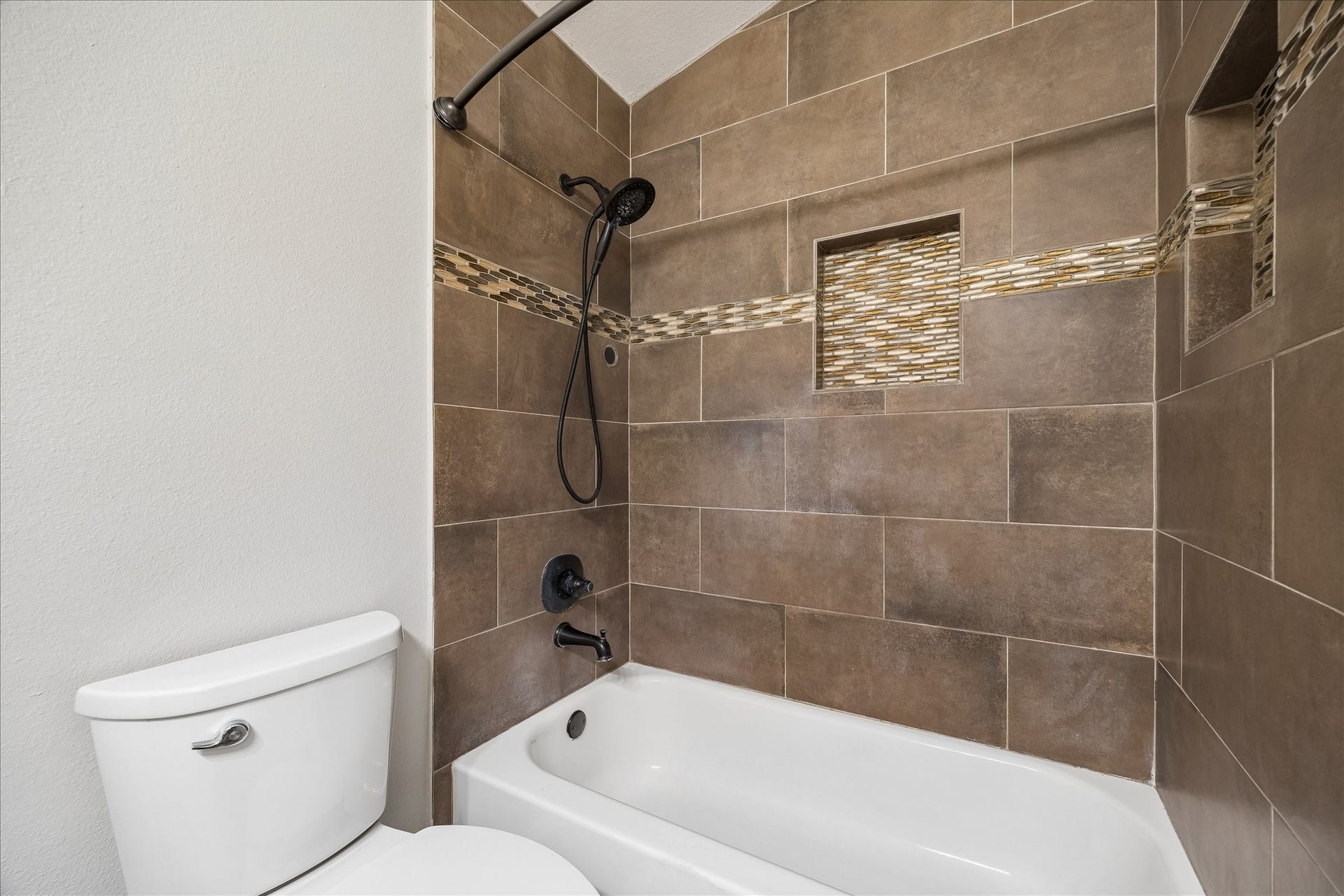 223 Sunset Colony Drive, Rosharon, TX 77583 A fully tiled tub and shower adds a polished finish, making this full bath a comfortable, convenient space for family and overnight guests.
