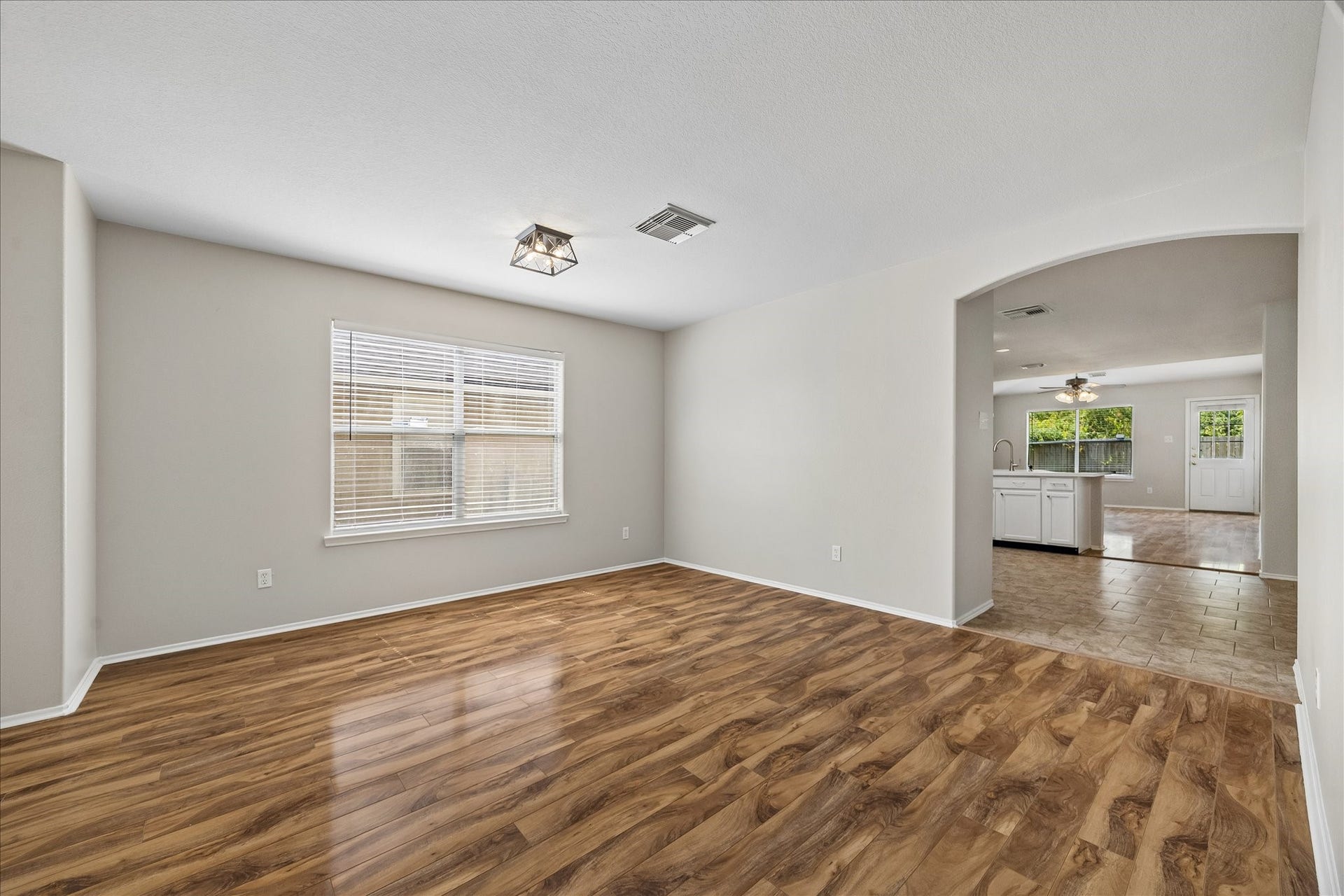 223 Sunset Colony Drive, Rosharon, TX 77583 Open, airy and designed with easy flow in mind, this flexible front room connects directly to the kitchen, making it perfect for formal entertaining, while the family room at the back of the home offers a comfortable space for casual everyday living.