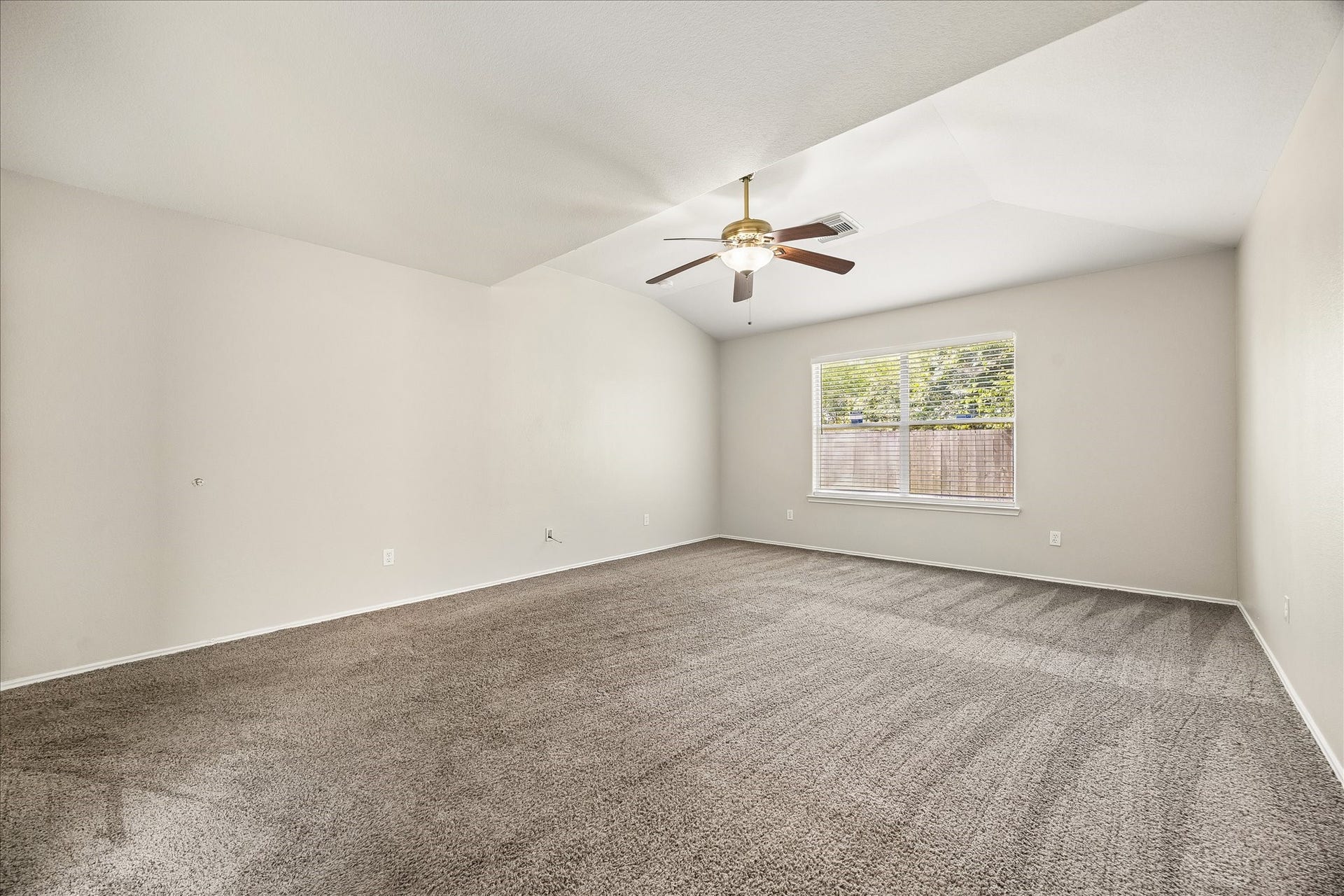 223 Sunset Colony Drive, Rosharon, TX 77583 Fresh paint and soft neutral finishes create an easy backdrop for your personal style, while the oversized layout gives the owner's retreat an open, relaxing feel.