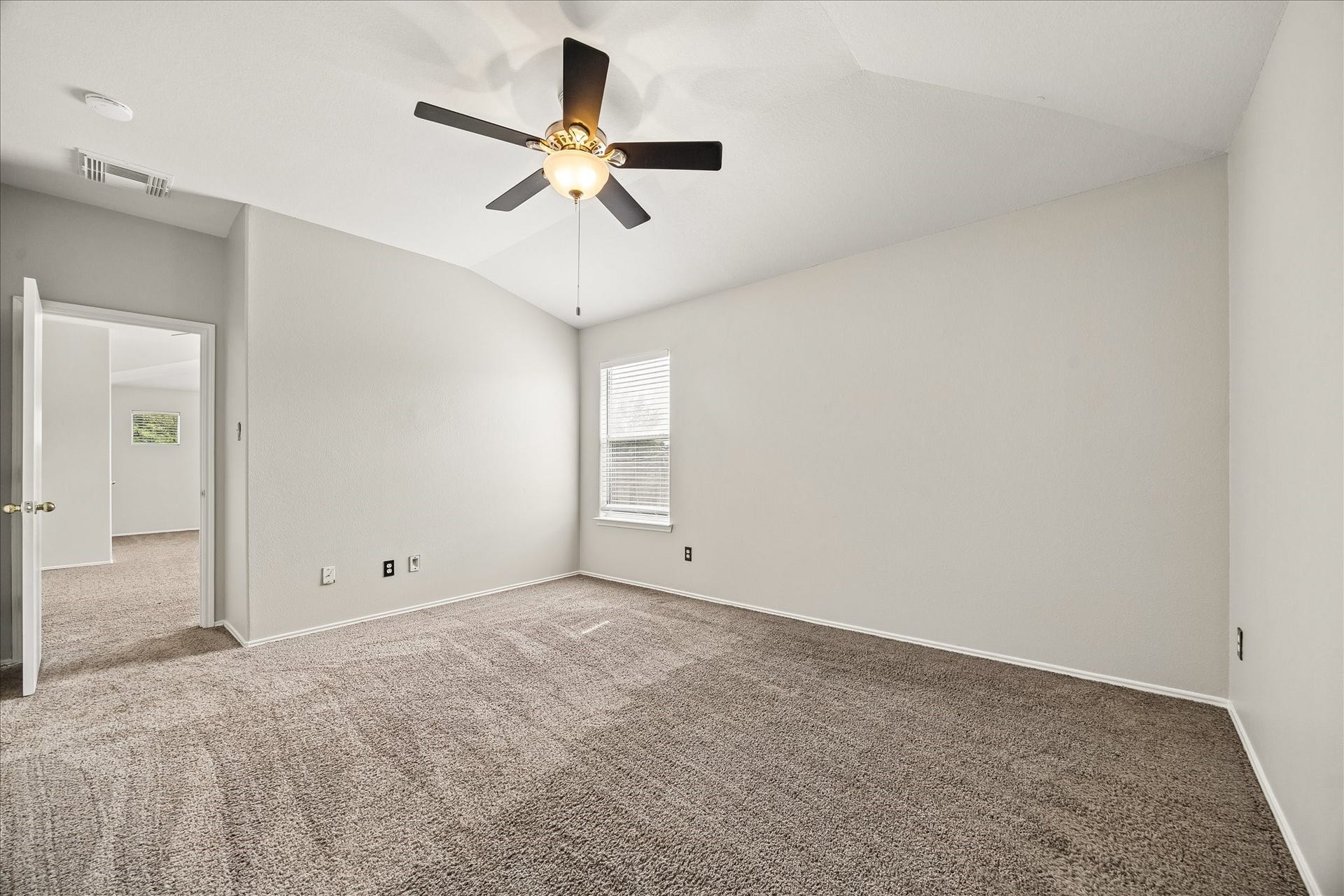 223 Sunset Colony Drive, Rosharon, TX 77583 One of three upstairs guest rooms, this inviting space feels comfortable from the start with soft carpet, fresh paint, a cooling ceiling fan and a large closet, plus easy access to the full bath.