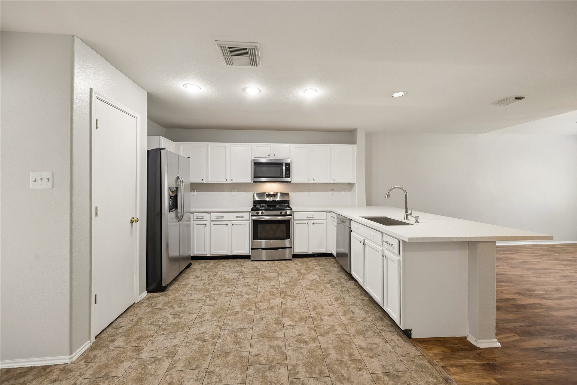 223 Sunset Colony Drive, Rosharon, TX 77583 Show off your culinary skills in this beautifully updated eat-in kitchen with sleek quartz countertops, stainless-steel appliances, an updated deep-basin farmhouse sink with sensor fixtures, a large pantry and bar seating that opens to the family room.