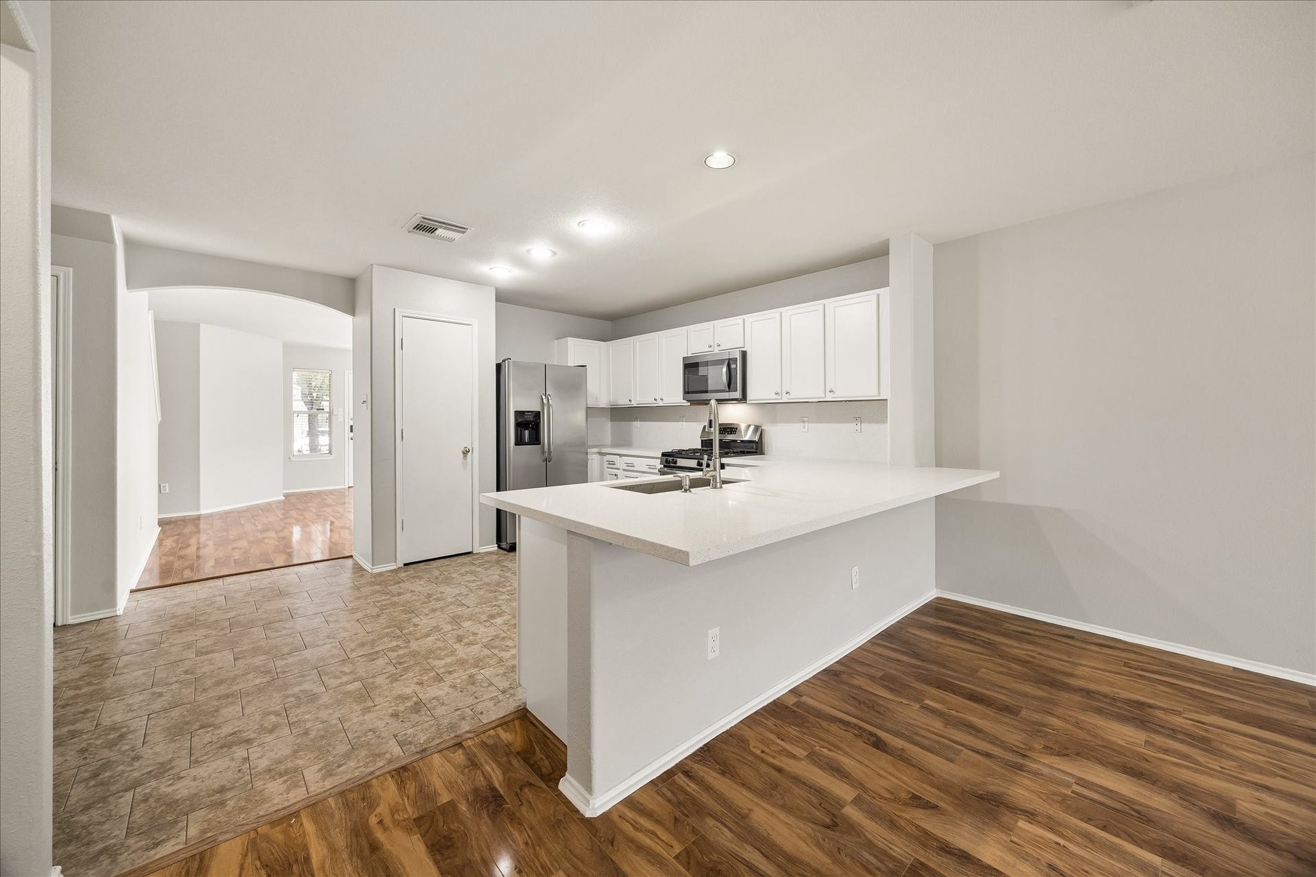 223 Sunset Colony Drive, Rosharon, TX 77583 The kitchen bar is a natural gathering hub and the perfect perch for morning coffee, an afternoon pick-me-up, a late-night snack and everything in between. Freshly painted cabinetry and updated quartz counters give the space a crisp, refreshed feel.