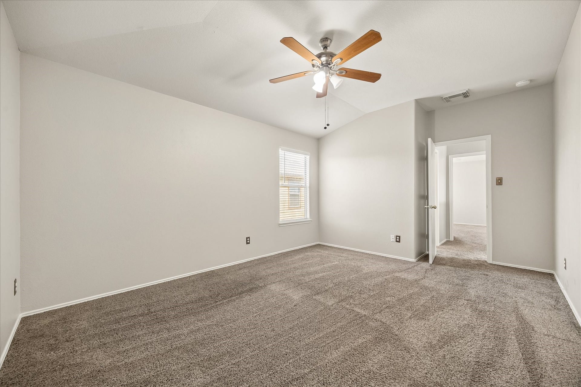 223 Sunset Colony Drive, Rosharon, TX 77583 With three guest bedrooms upstairs, theres plenty of room for family, friends or overnight company to feel right at home.