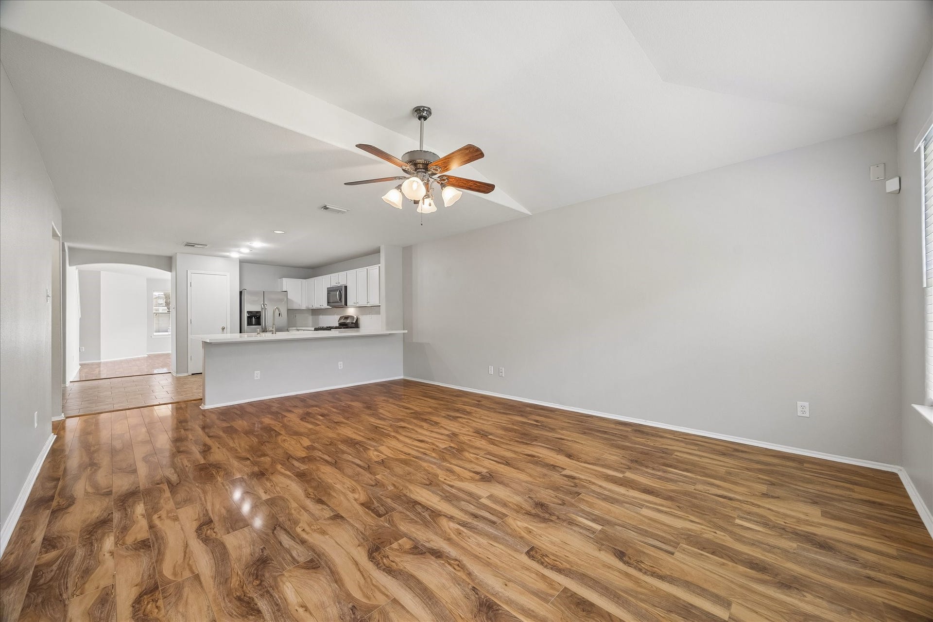 223 Sunset Colony Drive, Rosharon, TX 77583 Picture lazy weekends and those easy evenings when everyone finally lands in the same room. With room to spread out, catch up and settle in, nothing feels better than home.